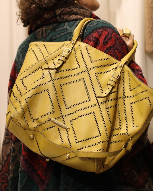 BURERRY YELLOW MOSTARD COLORED LEATHER TOTEAG WITH GOLDEN COLORED CLOSURE